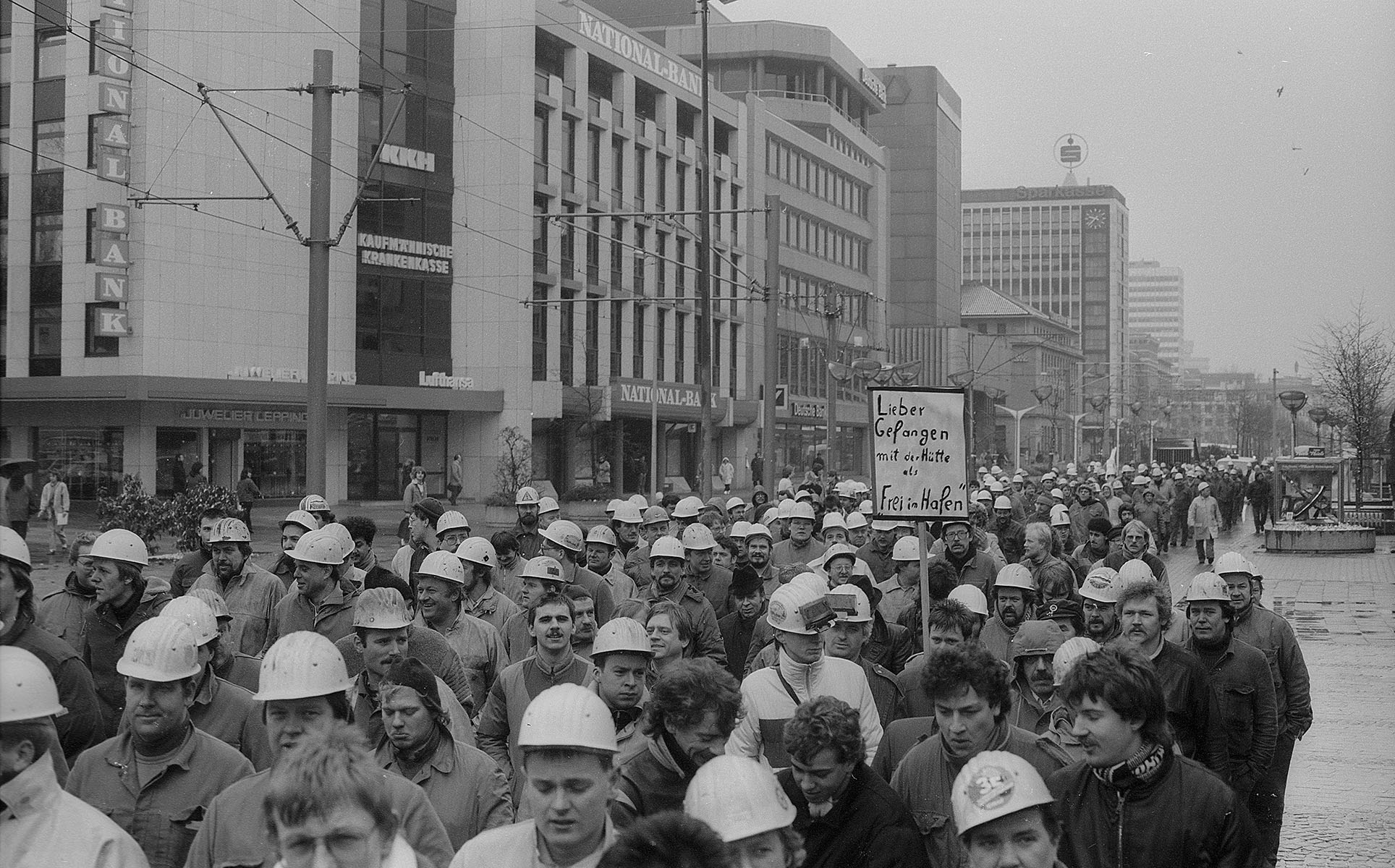1988 Rheinhausener Stahlarbeiter demonstrieren vor dem Duisburger Rathaus