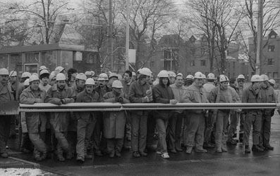 1988 Rheinhausener Stahlarbeiter demonstrieren vor dem Duisburger Rathaus