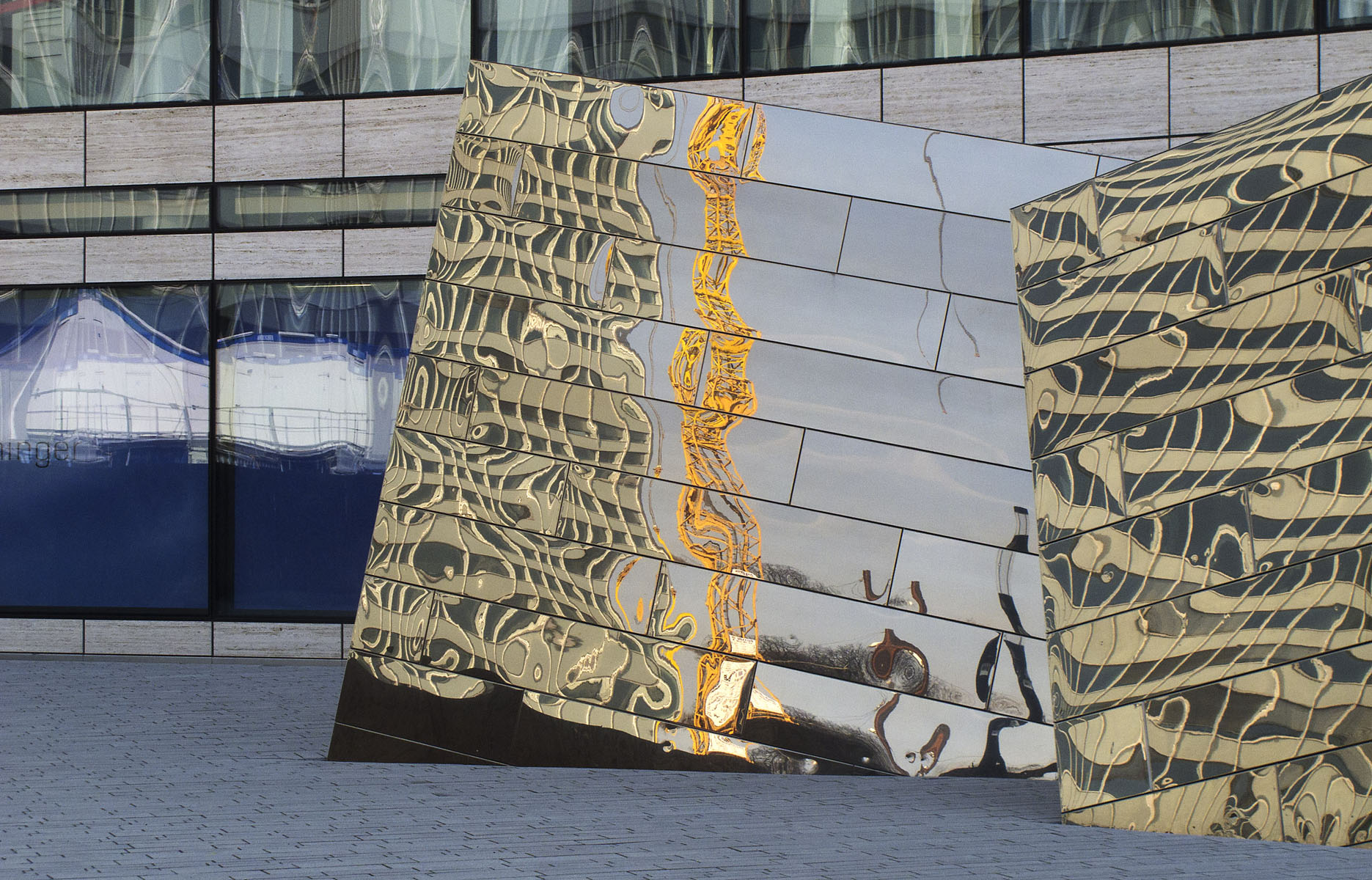 Spiegelobjekte auf dem Jan-Wellem-Platz in Düsseldorf vor Breuninger