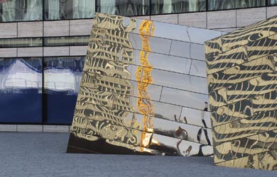 Spiegelobjekte auf dem Jan-Wellem-Platz in Düsseldorf vor Breuninger
