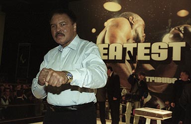 Muhammad Ali stellt auf der Frankfurter Buchmesse 2003 das Buch GOAT vor